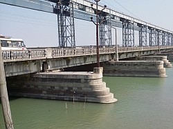 Huge weir, lots of water to hold back I guess